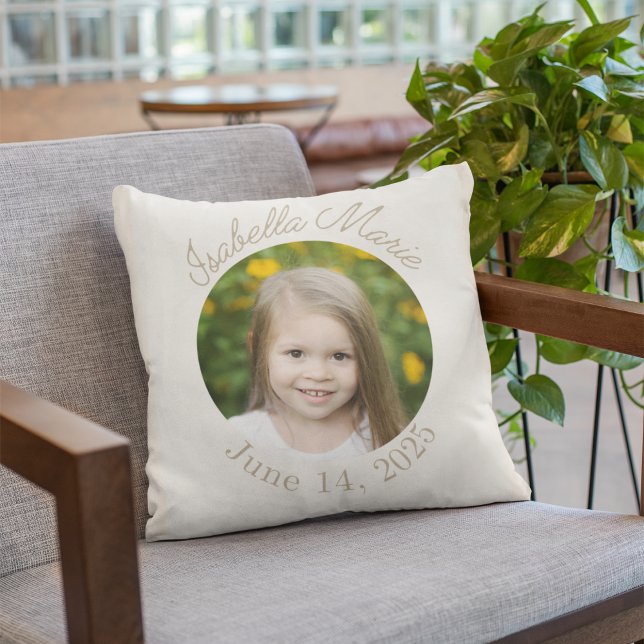 Coussin Cercle centré et script (Soft minimal pillow featuring circle-cropped image with arched script name and date detail.)