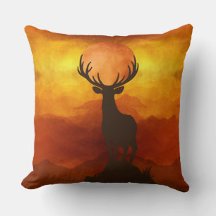 Coussin Cerf Buck sur le sommet de la montagne avec couche