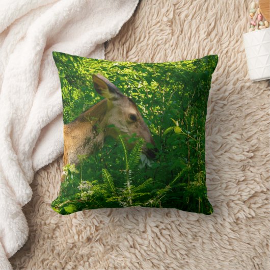Coussin Cerf roux dans la forêt. (Couverture)