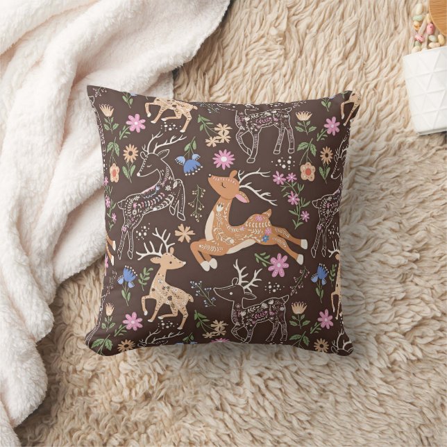 Coussin Cerfs magiques de l'art folklorique dans une forêt (Couverture)