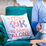 Coussin C'est bon de danser seul Amour unique et drôle<br><div class="desc">C'est OK de danser seul Funny Single Self Love Throw Pillow présente la typographie moderne "It's OK to dance alone" accentuée d'un ballon disco,  de coeurs d'amour,  d'étoiles et de fleurs super. Conçu par Evco Studio www.zazzle.com/store/evcostudio</div>