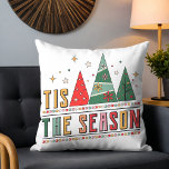 Coussin C'Est La Saison Typographie Moderne De Noël<br><div class="desc">'Tis The Season Modern Christmas Typography Festive Holiday Throw Pillow Cushion présente le texte "Tis The Season" dans la typographie script moderne accentuée par les arbres de Noël modernes. Parfait pour les cadeaux de Noël, le décor de Noël, les fêtes de fin d'année et plus encore. Créé par Evco Studio...</div>