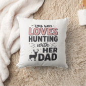 Coussin Cette fille adore chasser avec son papa design vin (Couverture)