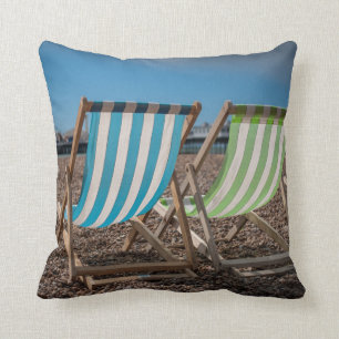 Coussin Chaises de plate-forme regardant la mer
