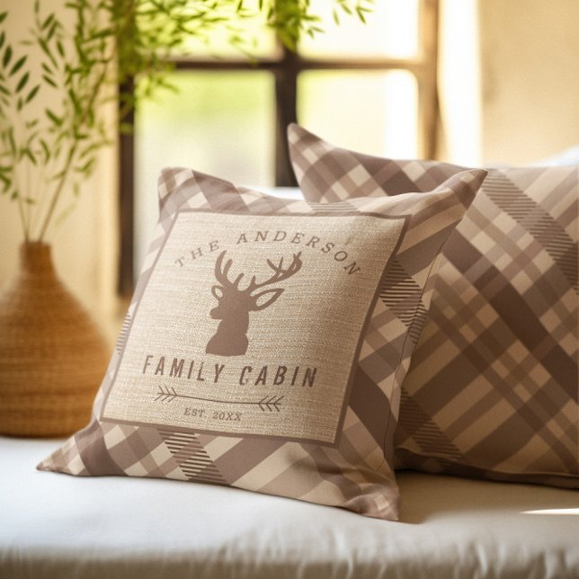 Coussin Chalet rustique au nom champêtre dans les bois (Créateur téléchargé)