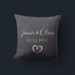 Coussin Chalkboard Couple noms date Mariage<br><div class="desc">Tableau noir Couple noms mariage date personnalisée Jeter oreiller</div>