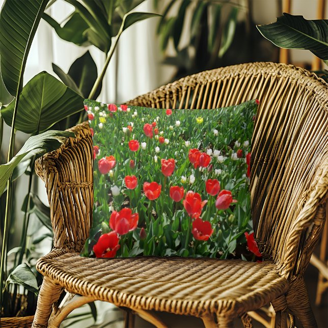 Coussin Champ de tulipes rouges vibrant (Créateur téléchargé)
