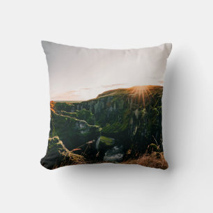 COUSSIN CHAMP ET MONTAGNE VERTS EN PLEIN JOUR