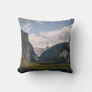 COUSSIN CHAMP GREEN GRASS PRÈS DE LA MONTAGNE ROCHEUSE SO