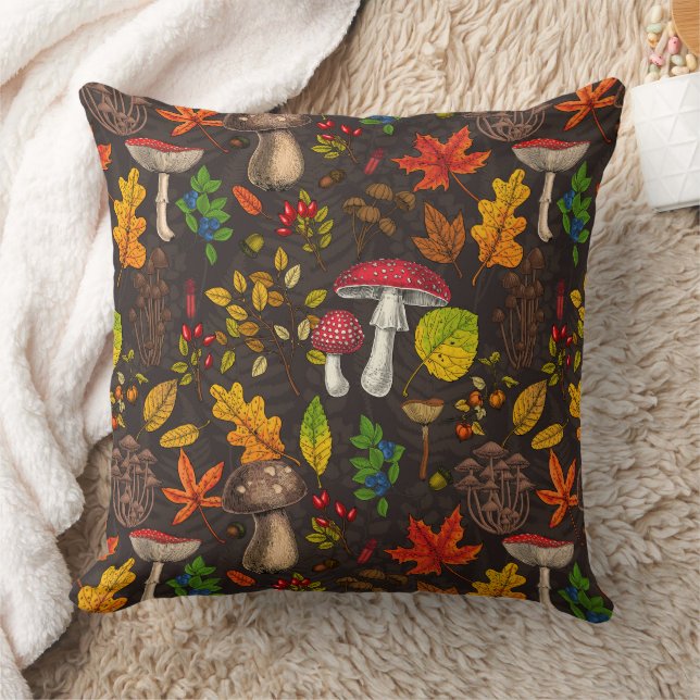 Coussin Champignons d'automne, feuilles, noix et baies sur (Couverture)
