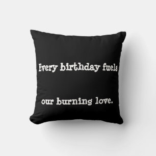 Coussin Chaque anniversaire alimente notre amour brûlant.