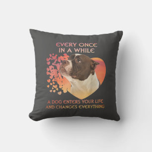 Coussin Chaque Fois Dans L'Atmosphère Pendant Que Le Chien