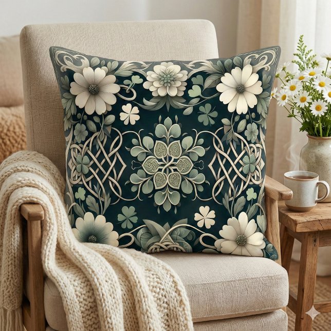 Coussin Charme floral du trèfle celtique (Celtic Clover Floral Charm Throw Pillow Mockup A)