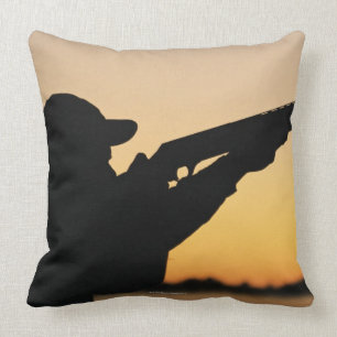 Coussin Chasseur et arme à feu