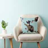 Coussin Chat avec un nœud attrape une coccinelle. (Chaise)