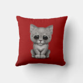 Coussin Chat gris mignon triste de chaton sur le rouge (Verso)