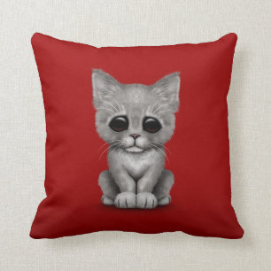 Coussin Chat gris mignon triste de chaton sur le rouge