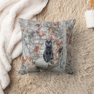 Coussin Chat Noir Assis à l'Extérieur