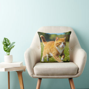 Coussin Chat orange tigré réaliste dans une prairie ensole