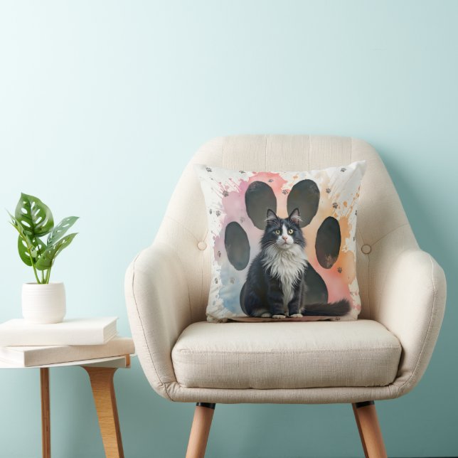 Coussin Chat Tuxedo avec un fond d'empreinte de patte (Chaise)