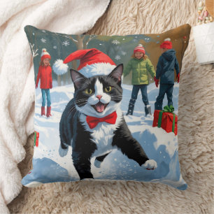 Coussin Chat Tuxedo Courant dans la Neige avec un Chapeau