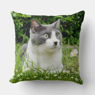 Coussin Chat tuxedo gris et blanc et fleurs
