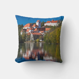 Coussin Château et Abby au bord de la rivière
