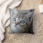 Coussin Chaton mignon dans le jardin (Couverture)