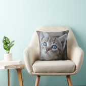 Coussin Chaton mignon dans le jardin (Chaise)