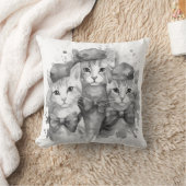 Coussin Chatons noirs et blancs avec arcs et casquette (Couverture)