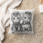 Coussin Chatons noirs et blancs avec cravate arc et casque (Couverture)