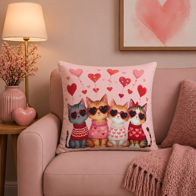 Coussin Chats de la Saint-Valentin mignons avec des lunett (Cute Valentine Cats in Heart Sunglasses Throw Pillow)