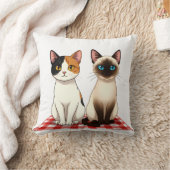 Coussin Chats mignons sur couverture à carreaux rouges (Couverture)