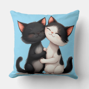 Coussin Chats noirs et blancs adorables s'étreignant avec