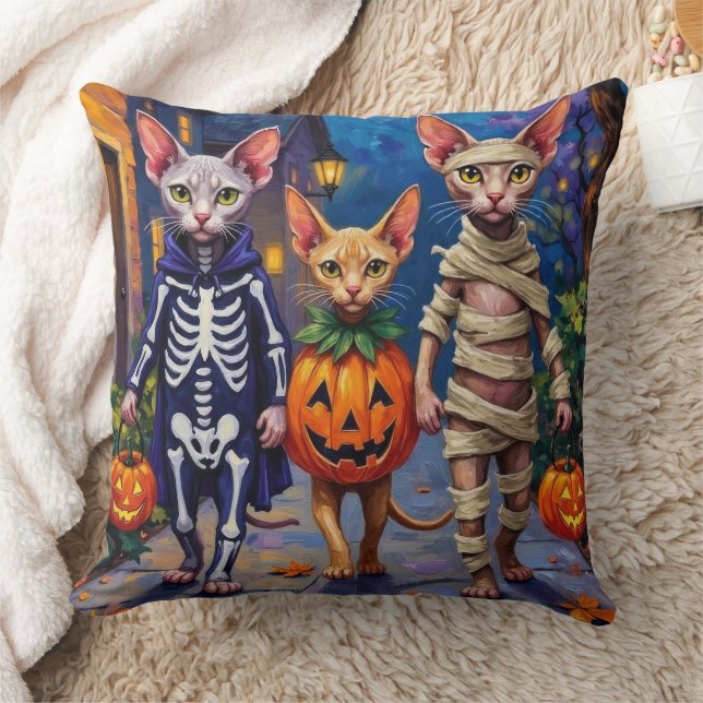Coussin Chats Sphynx faisant Trick-or-Treating en costume  (Couverture)