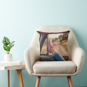 Coussin Chaussures roses dans une fenêtre de voiture rétro