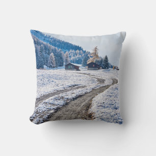 Coussin Chemin de terre dans l'au sol de neige, Alpes