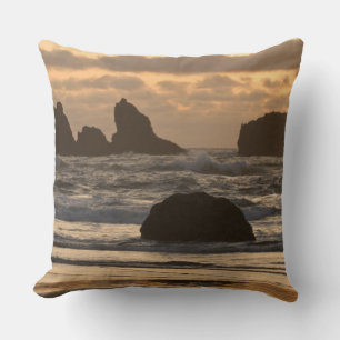 Coussin Cheminées de fée sur la plage à Bandon, Oregon