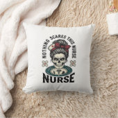 Coussin Chemise d'infirmière Halloween Graphique de crâne  (Couverture)