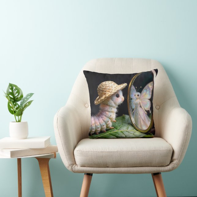 Coussin Chenille floue regardant un papillon fée (Chaise)