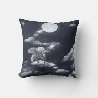 Coussin Cheval ailé blanc : ciel illuminé par la lune.