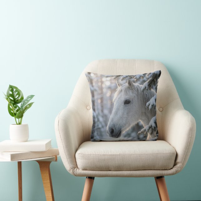 Coussin Cheval Blanc d'Hiver dans un Pin enneigé (Chaise)