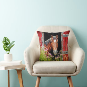 Coussin Cheval Dans Porte De Grange Avec Fleurs sauvages