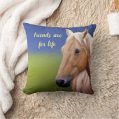 Coussin Cheval dans un champ verdoyant en été (Couverture)
