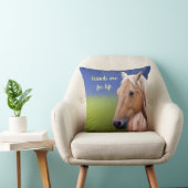Coussin Cheval dans un champ verdoyant en été (Chaise)
