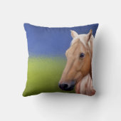 Coussin Cheval dans un champ verdoyant en été (Verso)