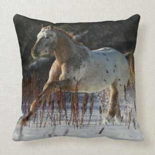 Coussin Cheval d'Appaloosa fonctionnant dans la neige