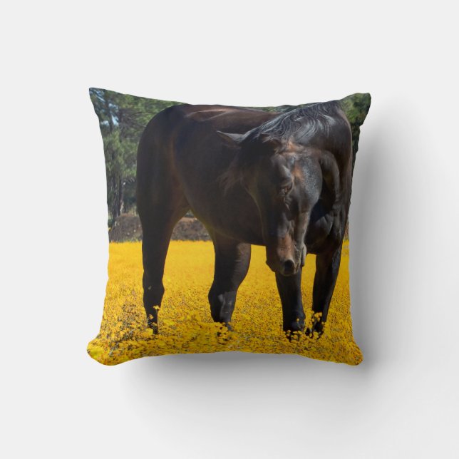 Coussin Cheval de baie dans un champ de fleurs jaunes (Recto)
