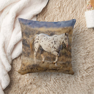 Coussin Cheval errant dans les collines panoramiques de Bi