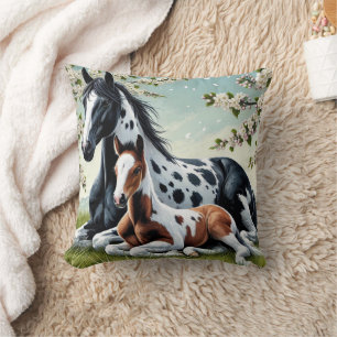 Coussin Cheval et poulain reposent au milieu des arbres en
